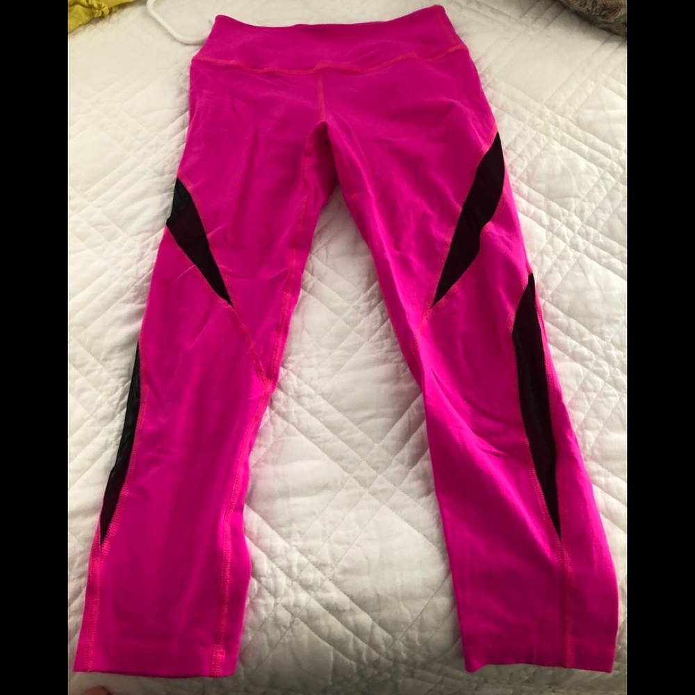 Beyond Yoga Small Crops with Mesh